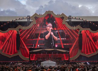 Analog Way Aquilon C+ helps Guus Meeuwis end his “Groots” concerts in style