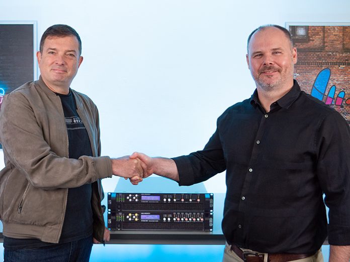 Linea Research Sales and Marketing manager, Martin Hildred, and Leisuretec’s Commercial Manager, Wayne Juggins, seal the deal for Linea Research UK distribution.