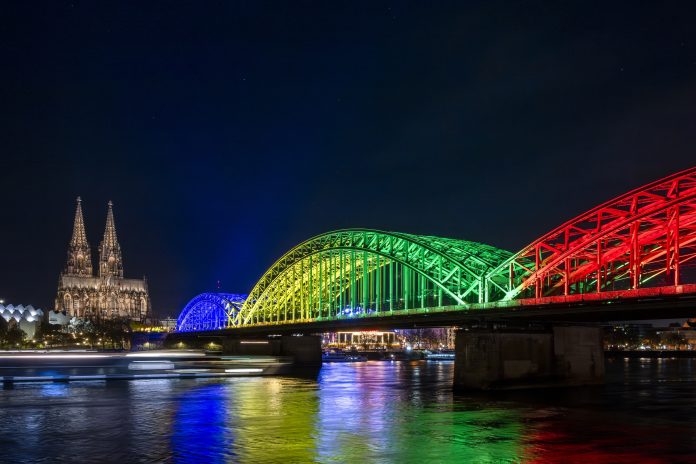 Beleuchtung der Hohenzollernbrücke Köln in den Olympischen Farben